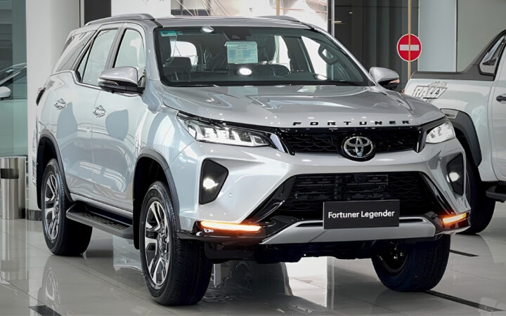 Toyota Fortuner Legender Silver Metallic